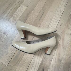 Vintage Ferragamo nude pump